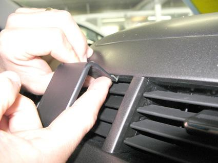 En person justerar en del av ventilationsgallret i en Chevrolet Aveo.