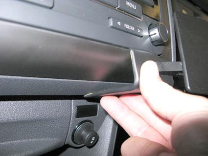 En hand som trycker på en vinklad del i Volkswagen Caddy 04-15.