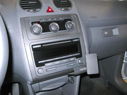 En bild av insidan av en Volkswagen Caddy med radio och kontrollpanel.