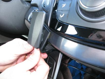 En person fäster en del på instrumentbrädan i en Hyundai i40.