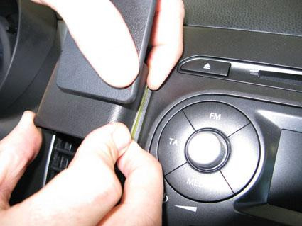 Visar en person som justerar en del av bilens inredning.