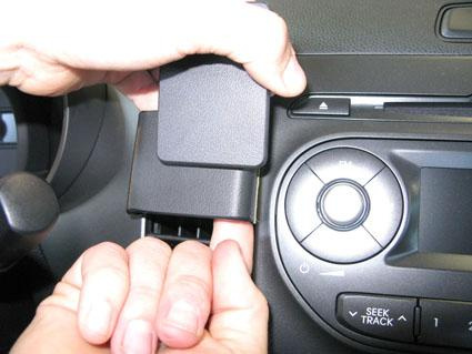 Installation av tillbehör i Kia Picanto, centralkonsol och kontroller.