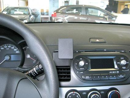 Bilens interiör med ratt, instrumentbräda och mediakonsol.