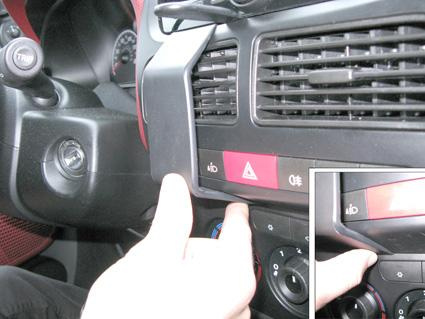 En interiör av Fiat Doblo med fokus på kontroller och luftutblås.