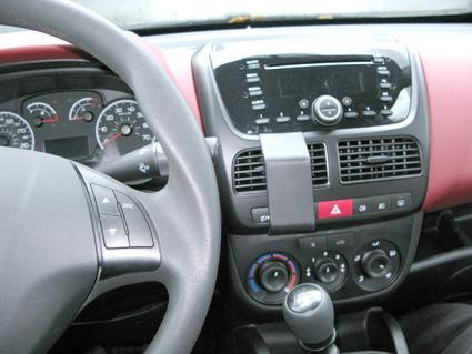 Instrumentpanel och mittkonsol från en Fiat Doblo 10-14.