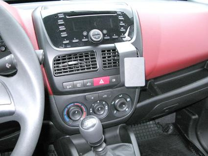 Instrumentpanel i en Fiat Doblo 10-14, med stereo och klimatanläggning.