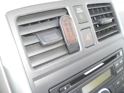 En del av instrumentpanelen med luftventiler och ljudsystem.