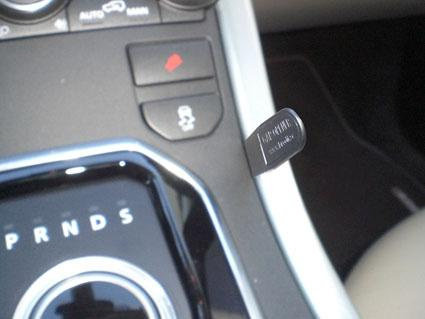 En detalj av instrumentpanelen i en Land Rover Range Rover Evoque.