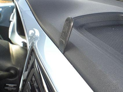 En svart plastdetalj på instrumentbrädan i en bil.