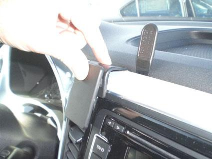 Hantering av en del av instrumentbrädan i en Volkswagen Beetle.