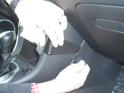 Bild på en hand som justerar en del på insidan av en Volkswagen Beetle.