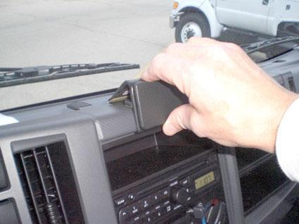 En hand greppar en del av instrumentpanelen i en Chevrolet W-Serie.