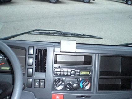 Instrumentbräda med kontroller och skärm för Chevrolet W-Serie.