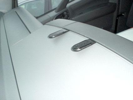 Vinklad yta med två knappar synliga, troligtvis inuti en Chevrolet W-Serie.