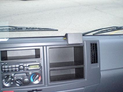 Instrumentbräda med radio och förvaringsutrymme.