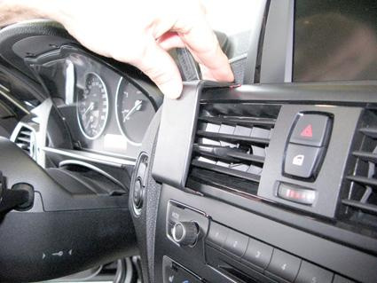 Infästning av centralkonsol i BMW 1&2 F20/F21/F22.