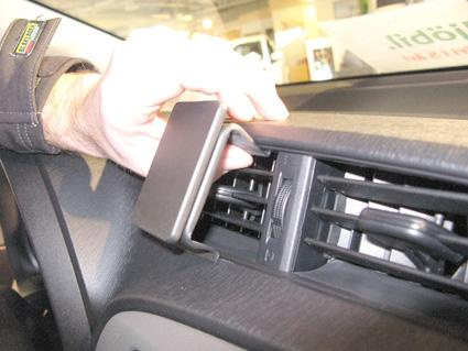 En hand justerar en ventilationsöppning i en Toyota Yaris.