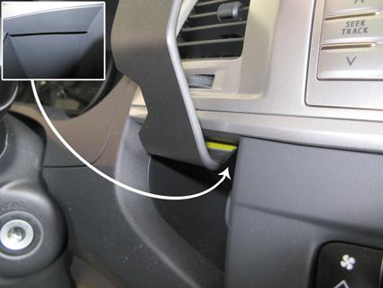 Visar interiördetaljer av Toyota HiLux med fokus på förvaringsutrymme.