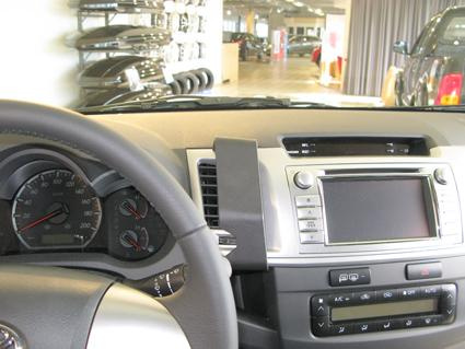 Interiör av Toyota HiLux 12-15 med instrumentbräda och display.