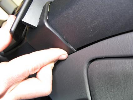 En hand justerar en del av interiören i en Toyota HiLux.