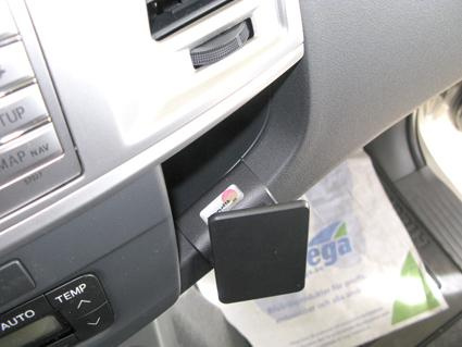 En vinklad fäste för att hålla en enhet i Toyota HiLux 12-15.