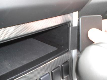 Utrymme för lådhandtag i instrumentbrädan på Nissan Pathfinder 10-12.