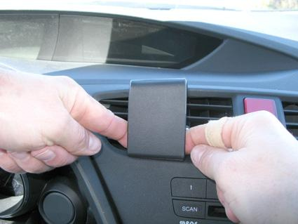 Monteringsbygel för telefonhållare i Honda Civic, centralt placerad.
