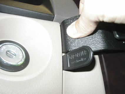 Visar en bilnyckel och ett lås i en interiör.