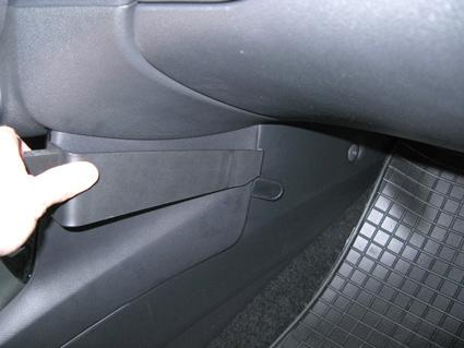 Handtag eller fäste vid sidan av ett fordon, troligen en Kia Ceed.