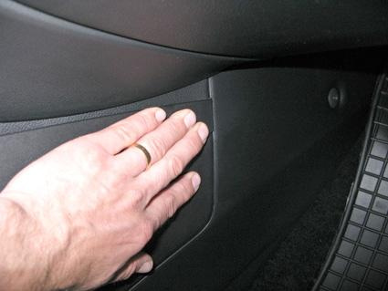 En hand som rör vid inredningen i en Kia Ceed 12-15.