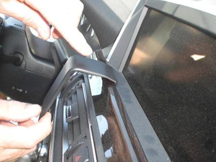 Monteringsbygel installation på BMW 6-serie instrumentpanel.