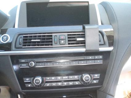 Monteringsbygel för BMW 6-serie, placerad på mittkonsolen.