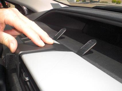 Monteringsbygel installeras på instrumentpanelen i Toyota Prius c.