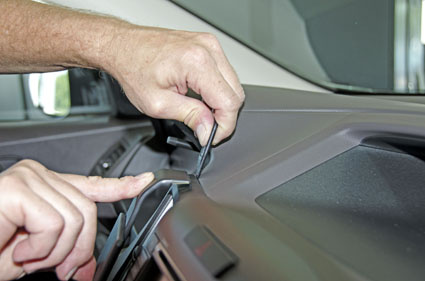 Händer som arbetar med inredningen i en Honda CR-V, centralt läge.