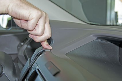 Hand som trycker på en del av instrumentpanelen i en Honda CR-V.