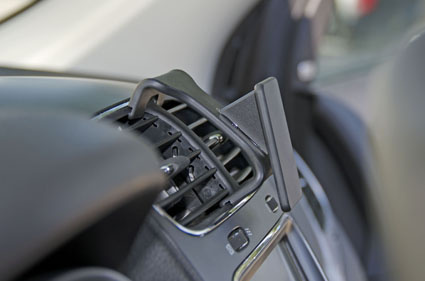 Ventilationsgaller och hållare i interiören av en Dodge Journey 11-15.