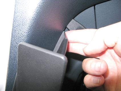 En hand pekar på en öppning i Ford Ka 09-15.