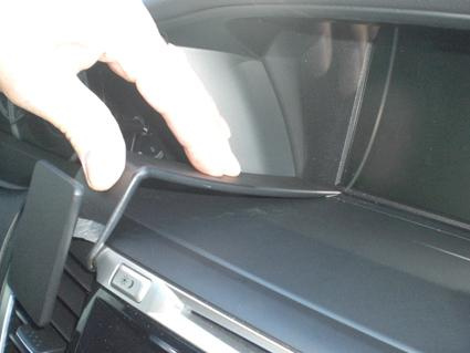 Hand som pekar på insidan av en Honda Accord/Accord Coupé.