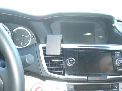 En bilinteriör med instrumentbräda och mediekontroller.