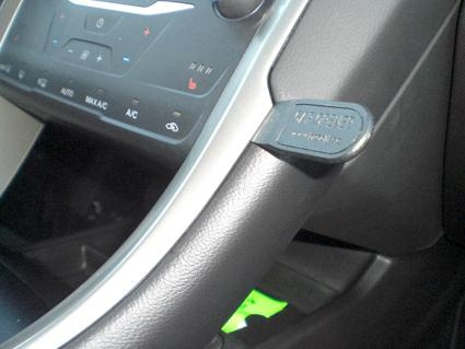 Det visar en del av interiören i en Ford Mondeo, med kontrollpanel och knappar.