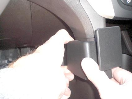 En hand som fäster en del vid bilen Hyundai Santa Fe 13-15.