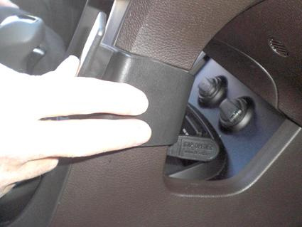 Vinklad detalj av interiör med hand som håller i en del av Hyundai Santa Fe.