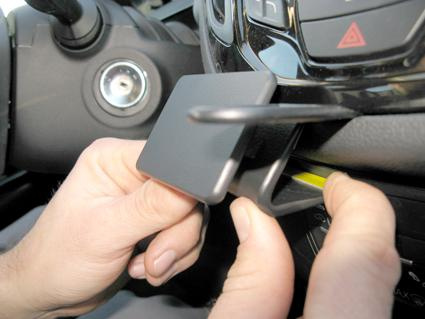 Hand som installerar en hållare på instrumentbrädan i en Ford B-Max.
