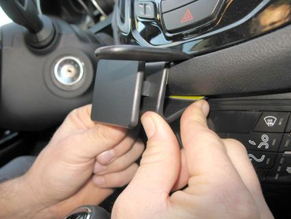 Montering av fäste på instrumentbrädan i en Ford B-Max.