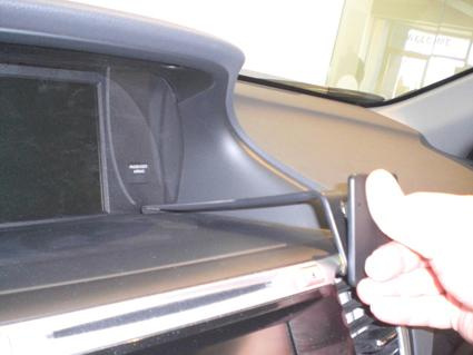 En hand som justerar en del av instrumentpanelen i en Honda Accord.