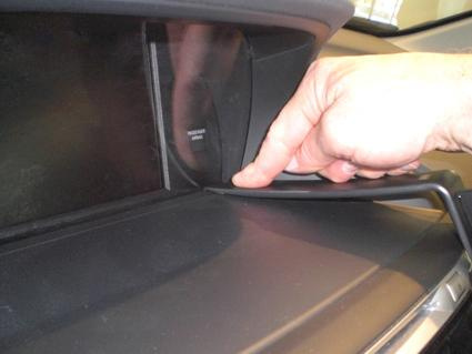 En hand pekar mot en sedan vinklad bilkomponent inuti en Honda Accord.