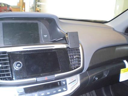 Instrumentpanel i en Honda Accord/Accord Coupé 13-15 med skärm och kontroller.