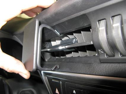 En hand som justerar en ventilationsgrill i en Toyota Auris.