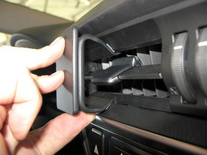 En hand justerar luftutblåset i en Toyota Auris 13-15.