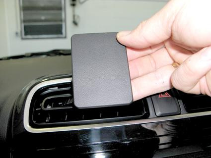 Monteringsbygel på instrumentbrädan i Mitsubishi Space Star 13-15.